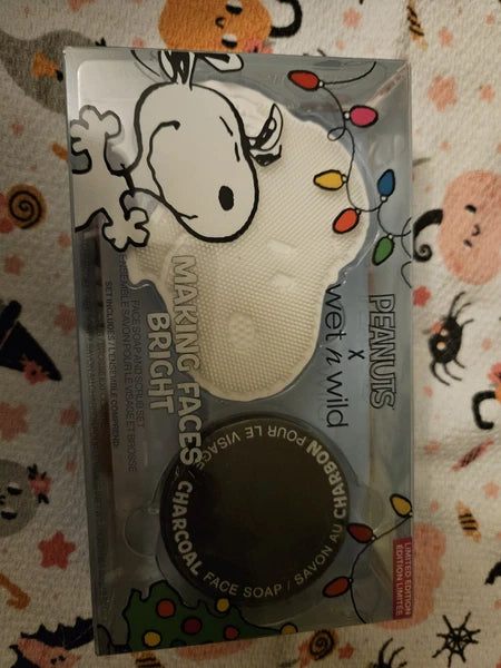Wet n Wild Peanuts Snoopy Limited Edition Make Faces Bright Soap + Scrub New
